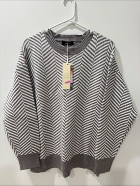 Chevron Knit Crewneck Sweater - Gray & White